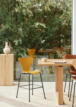 3177 Junior Højstol, farvet ask af Arne Jacobsen