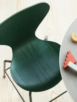 3177 Junior Højstol, farvet ask af Arne Jacobsen