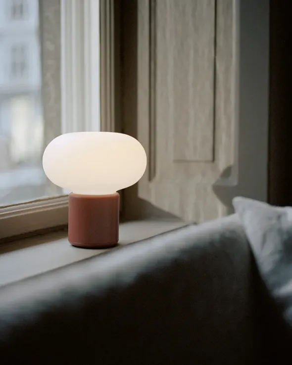 Karl-Johan portable bordlampe, Earth Red fra New Works