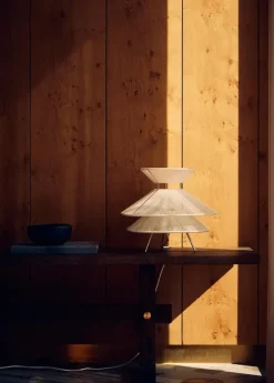 Kiku Table Lamp fra Frandsen