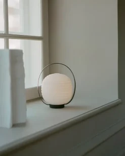 Lantern Portable Table Lamp fra New Works