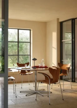 3208 Liljen armstol i valnød af Arne Jacobsen