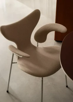3208 Liljen med armlæn af Arne Jacobsen