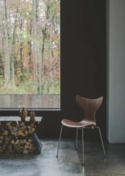 3108 Liljen stol i valnød af Arne Jacobsen