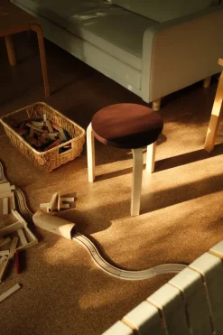 Limited Edition Stool 60, Mahogany Brown fra Artek