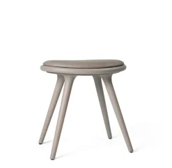 Low Stool, grå bøg, Nuance Burned Grey læder, 47 cm skammel fra Mater