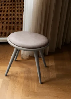 Low Stool, grå bøg, Nuance Burned Grey læder, 47 cm skammel fra Mater