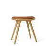 Low Stool, olieret egetræ, Nuance Walnut læder, 47 cm skammel fra Mater
