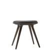 Low Stool, Sirka grå egetræ, sort Ultra læder, 47 cm skammel fra Mater
