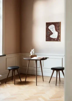 Low Stool, Sirka grå egetræ, sort Ultra læder, 47 cm skammel fra Mater
