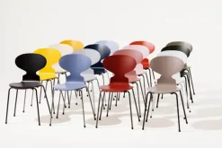 3101 Myren Stol i farvet ask af Arne Jacobsen