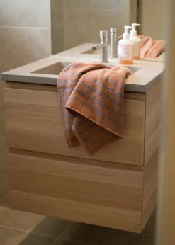 Naram towel - Camel & Ultramarine blue fra Bongusta