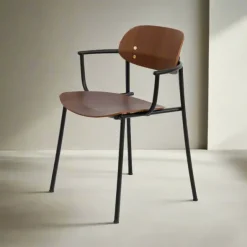 Ori spisebordsstol m. armlæn, valnød fra Stellar Works