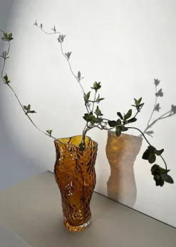 Ostrea Vase, amber fra Hein Studio