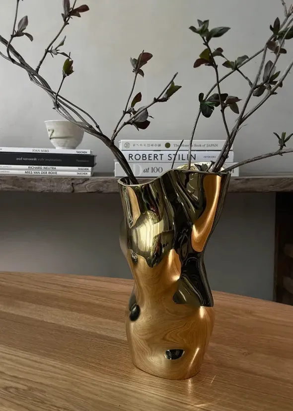 Ostrea 25 Vase, gold fra Hein Studio