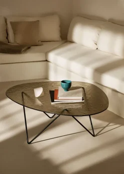 Pedrera Coffee Table, Bronze Structured Glass fra GUBI