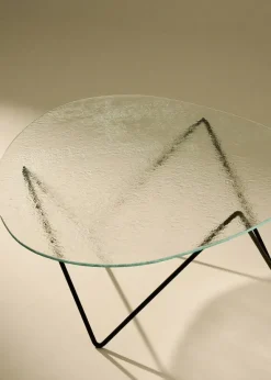 Pedrera Coffee Table, Transparent Structured Glass fra GUBI