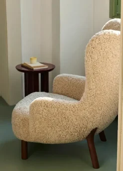 Petra VB3 Chair, moonlight sheepskin/walnut fra &Tradition