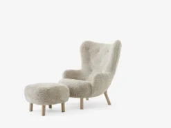 Petra VB3 inkl. Skammel, sheepskin moonlight fra &Tradition