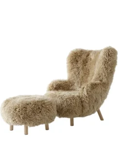 Petra VB3 lænestol inkl. Skammel,Sheepskin honey 50 fra &Tradition