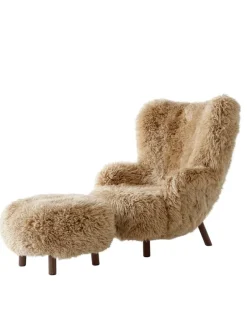 Petra VB3 lænestol inkl. Skammel,Sheepskin honey 50 fra &Tradition