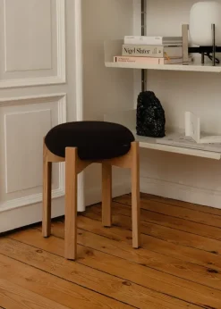 Pioneer Stool, smoked oak/primo 86 fra Fredericia Furniture