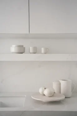 Pisu 06 Bowl, vanilla white fra Louise Roe