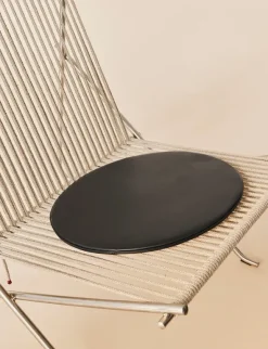 PK4 Loungestol i natur, sort stel af Poul Kjærholm