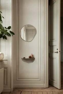 Pond Mirror lille, Dark Chrome fra Ferm Living