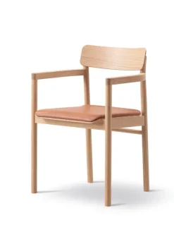 Post Spisebordsstol lys olieret eg, sædepolstret max 95 cognac læder fra Fredericia Furniture