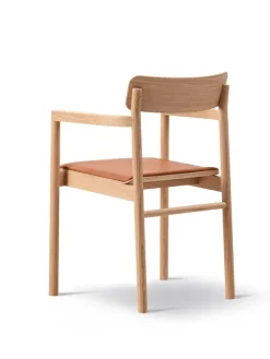 Post Spisebordsstol lys olieret eg, sædepolstret max 95 cognac læder fra Fredericia Furniture