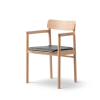 Post Spisebordsstol lys olieret eg, sædepolstret max 98 sort læder fra Fredericia Furniture