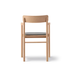 Post Spisebordsstol lys olieret eg, sædepolstret max 98 sort læder fra Fredericia Furniture