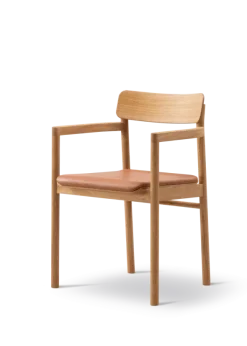 Post Spisebordsstol olieret eg, sædepolstret omni 07 cognac læder fra Fredericia Furniture