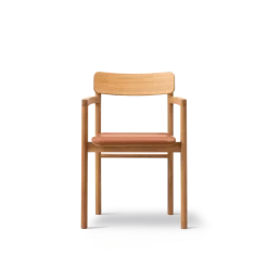 Post Spisebordsstol olieret eg, sædepolstret omni 07 cognac læder fra Fredericia Furniture