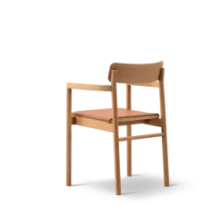 Post Spisebordsstol olieret eg, sædepolstret omni 07 cognac læder fra Fredericia Furniture