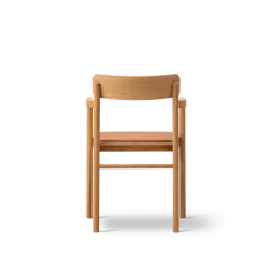 Post Spisebordsstol olieret eg, sædepolstret omni 07 cognac læder fra Fredericia Furniture