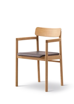 Post Spisebordsstol olieret eg, sædepolstret omni 377 mørkebrun læder fra Fredericia Furniture