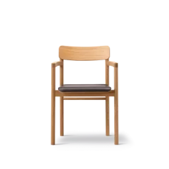 Post Spisebordsstol olieret eg, sædepolstret omni 377 mørkebrun læder fra Fredericia Furniture