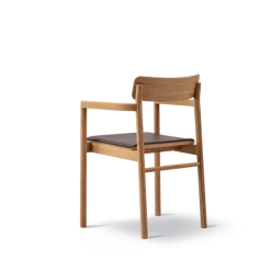 Post Spisebordsstol olieret eg, sædepolstret omni 377 mørkebrun læder fra Fredericia Furniture