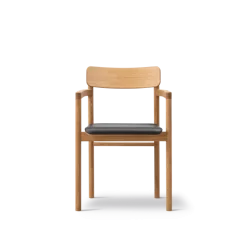 Post Spisebordsstol olieret eg, sædepolstret omni 301 sort læder fra Fredericia Furniture