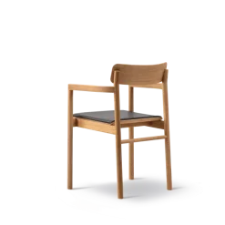 Post Spisebordsstol olieret eg, sædepolstret omni 301 sort læder fra Fredericia Furniture