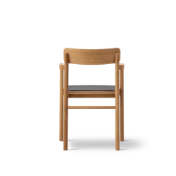 Post Spisebordsstol olieret eg, sædepolstret omni 301 sort læder fra Fredericia Furniture