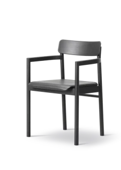 Post Spisebordsstol sortlakeret eg, sædepolstret omni 301 sort læder fra Fredericia Furniture