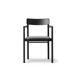 Post Spisebordsstol sortlakeret eg, sædepolstret omni 301 sort læder fra Fredericia Furniture