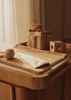 Puslebord til Tilu kommode, lakeret eg fra Ferm Living