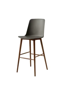Rely HW133 Bar Chair, walnut fra &Tradition