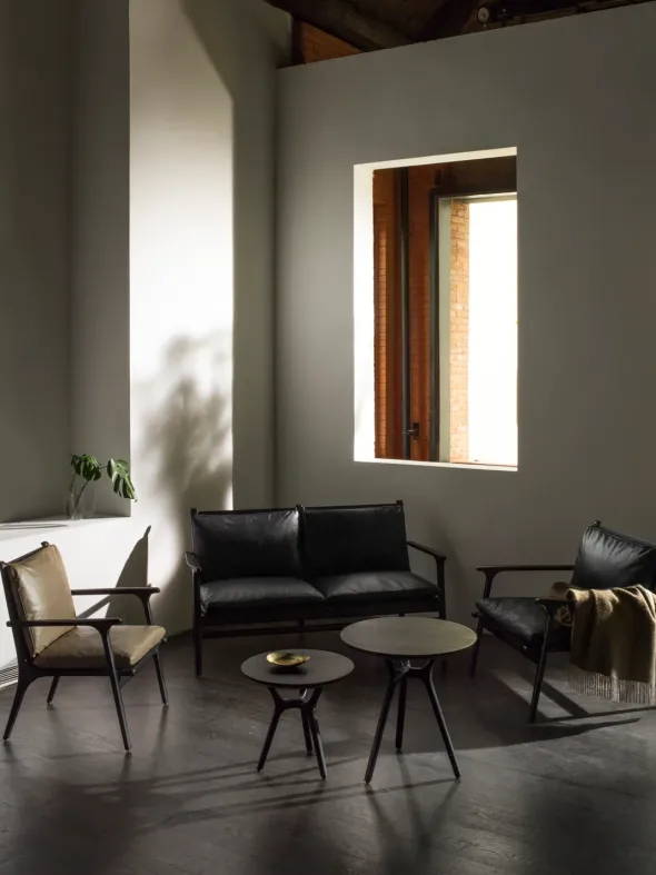 Rén loungesofa, sortmalet eg, sort læder fra Stellar Works