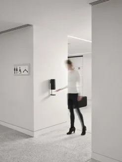 Sensorstyret håndsprit- og sæbedispenser, vægmonteret i sort fra VOLA