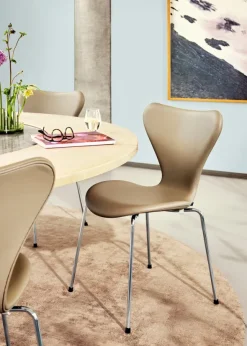 3107 Serie 7, fuldpolstret af Arne Jacobsen